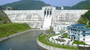 “八成地下水不能喝”：指浅层水