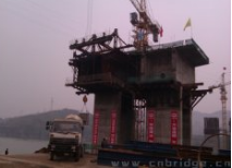 溆怀高速沅水大桥主跨首节浇筑完成