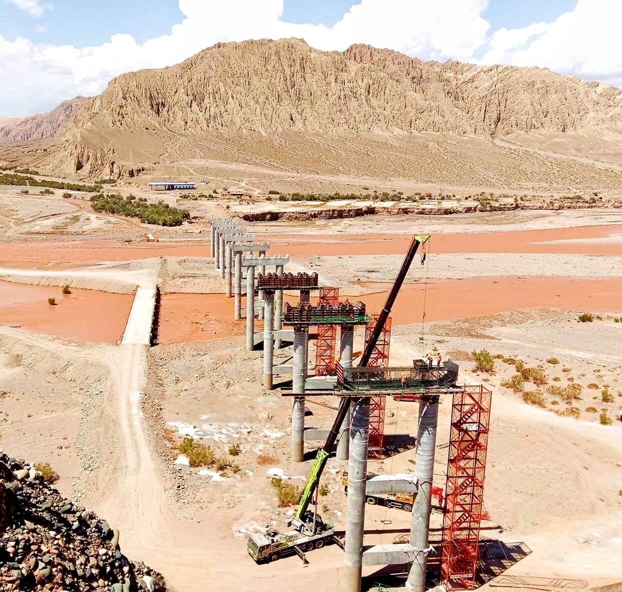新疆克孜勒苏河大桥建设项目：凝心聚力促生产，攻坚克难保通车