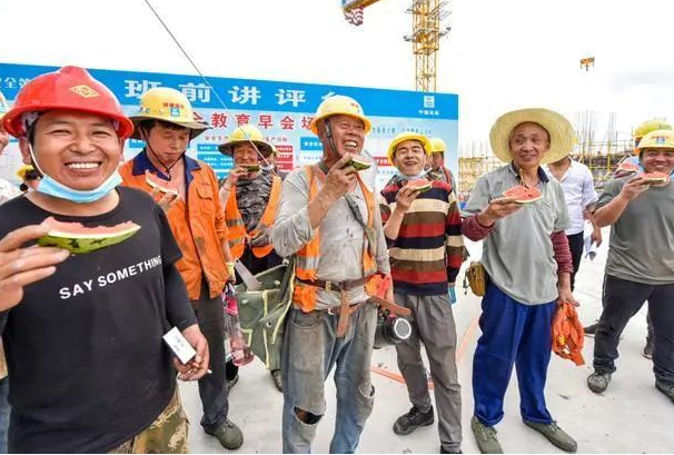 防暑降温出巧招 建筑工地有“凉”策——各地应对高温天气保障施工安全观察